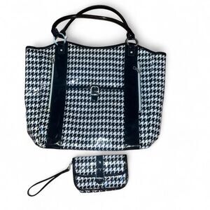 Woman's black and white houndstooth vinyl tote bag
